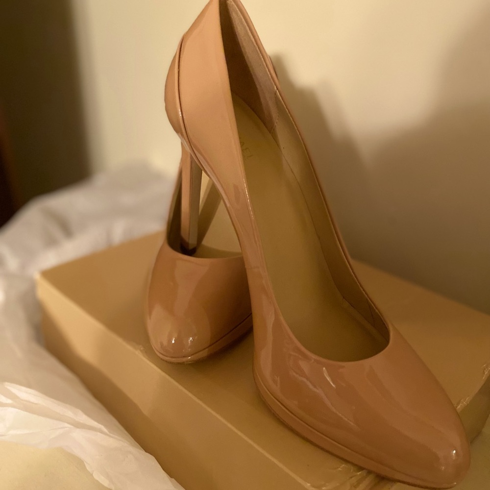 NWT Tan Patent Leather Michael Kors Pumps